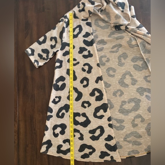 Leopard Animal Print semi-sheer‎ overlay light weight sweater.  Short sleeve M - Picture 9 of 11